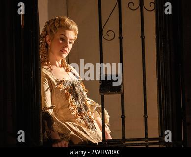 Anna Devin (Rosina) im BARBIER VON SEVILLA an der English National Opera (ENO), London Coliseum, London WC2 12/02/2024 Musik: Gioachino Rossini Libretto: Cesare Sterbini Dirigent: Roderick Cox Design: Tanya McCallin Originalbeleuchtung: Tom Mannings Originalregisseur: Jonathan Miller Stockfoto