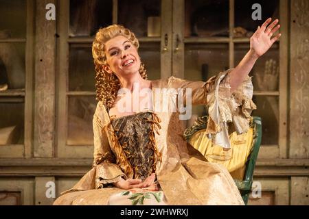 Anna Devin (Rosina) im BARBIER VON SEVILLA an der English National Opera (ENO), London Coliseum, London WC2 12/02/2024 Musik: Gioachino Rossini Libretto: Cesare Sterbini Dirigent: Roderick Cox Design: Tanya McCallin Originalbeleuchtung: Tom Mannings Originalregisseur: Jonathan Miller Stockfoto