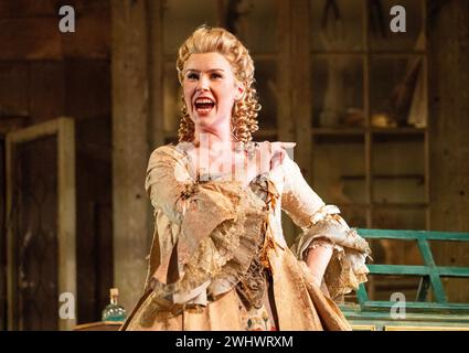 Anna Devin (Rosina) im BARBIER VON SEVILLA an der English National Opera (ENO), London Coliseum WC2 12/02/2024 Musik: Gioachino Rossini Libretto: Cesare Sterbini Dirigent: Roderick Cox Design: Tanya McCallin Originalbeleuchtung: Tom Mannings Originalregisseur: Jonathan Miller Stockfoto