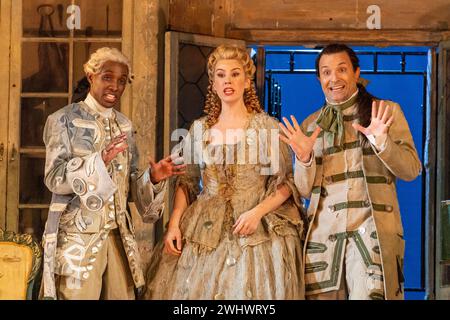 l-r: Innocent Masuku (Graf Almaviva), Anna Devin (Rosina), Charles Rice (Figaro) im BARBIER VON SEVILLA an der English National Opera (ENO), London Coliseum, London WC2 12/02/2024 Musik: Gioachino Rossini Libretto: Cesare Sterbini Dirigent: Roderick Cox Design: Tanya McCallin Originalbeleuchtung: Tom Mannings Originalregisseur: Jonathan Miller Stockfoto