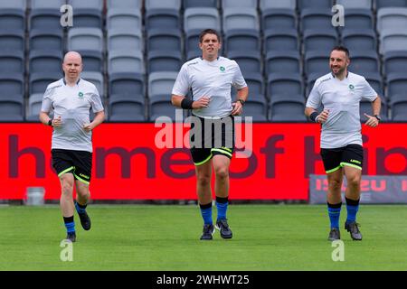 Sydney, Australien. Februar 2024. Die Schiedsrichter bereiten sich vor dem A-League Men Rd16-Spiel zwischen den Wanderers und Newcastle Jets am 11. Februar 2024 im CommBank Stadium in Sydney, Australien vor. Credit: IOIO IMAGES/Alamy Live News Stockfoto