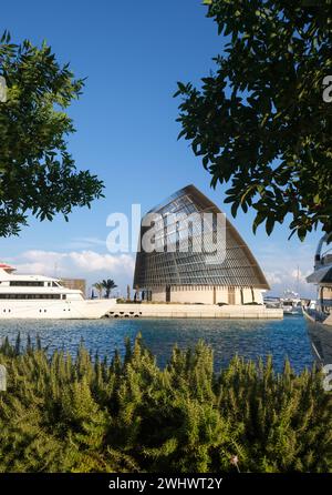 Yachthafen von Ayia napa mit modernen Architekturgebäuden im Bau. Blauer Himmel, Kopierraum für Text Stockfoto