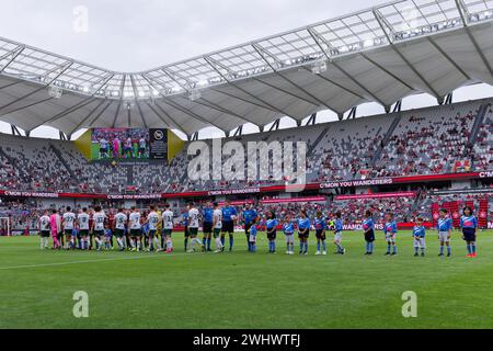 Sydney, Australien. Februar 2024. Spieler und Schiedsrichter schütteln die Hände vor dem A-League Men Rd16 Spiel zwischen den Wanderers und Newcastle Jets im CommBank Stadium am 11. Februar 2024 in Sydney, Australien Credit: IOIO IMAGES/Alamy Live News Stockfoto