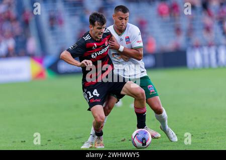 Sydney, Australien. Februar 2024. Dane Ingham aus Newcastle tritt am 12. Februar 2024 im CommBank Stadium in Sydney (Australien) mit Nicolas Milanovic von den Wanderers im A-League-Spiel zwischen den Wanderers und Newcastle um den Ball an. Credit: IOIO IMAGES/Alamy Live News Stockfoto