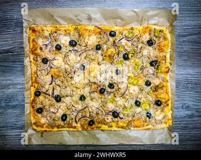 Gebackene Thunfischpizza mit Garnelen Stockfoto