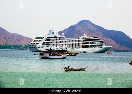 Oceania Regatta Kreuzfahrtschiff vor Anker im Komodo Indonesia National Park Island Dragons Stockfoto