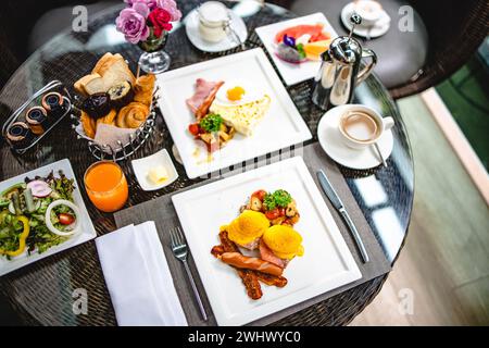 Komplettes amerikanisches Frühstück riesiges gesundes Frühstück auf einem Tisch mit Kaffee Frühstück serviert mit Kaffee englisches Frühstück Pommes frites Stockfoto