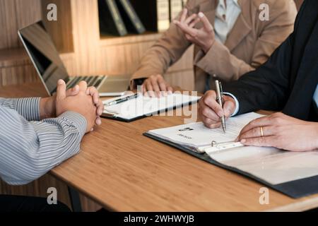 Prüfer liest einen Lebenslauf während des Vorstellungsgesprächs im Büro Business and Human Resources Concept Stockfoto