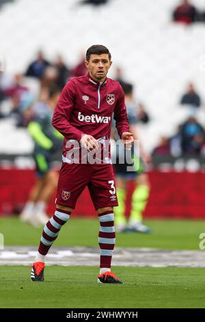 Aaron Cresswell von West Ham United wärmt sich während des Premier League-Spiels zwischen West Ham United und Arsenal im London Stadium, Stratford, am Sonntag, den 11. Februar 2024. (Foto: Tom West | MI News) Credit: MI News & Sport /Alamy Live News Stockfoto