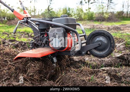 Modernste Landwirtschaftstechnologie: Die Deichsel bearbeitet den unberührten Boden akribisch und schafft die Voraussetzungen für reichliche Ernten Stockfoto