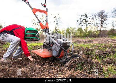 Modernste Landwirtschaftstechnologie: Die Deichsel bearbeitet den unberührten Boden akribisch und schafft die Voraussetzungen für reichliche Ernten Stockfoto