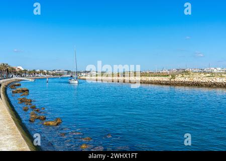 LAGOS, PORTUGAL - FERBUARY 28, 2023: Schiffe und Boote im Hafen von Lagos, Portugal am 28. Februar 2023 Stockfoto