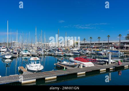 LAGOS, PORTUGAL - FERBUARY 28, 2023: Schiffe und Boote im Hafen von Lagos, Portugal am 28. Februar 2023 Stockfoto