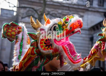 London, Großbritannien. Februar 2024. Ein großer Drache wird während des chinesischen Neujahrs 2024, dem Jahr der Drachenparade, unterhalten. Das chinesische Neujahrsfest, auch bekannt als die Mondneujahrsfeier, bietet spektakuläre Auftritte in den Straßen Londons. (Foto: Loredana Sangiuliano/SOPA Images/SIPA USA) Credit: SIPA USA/Alamy Live News Stockfoto