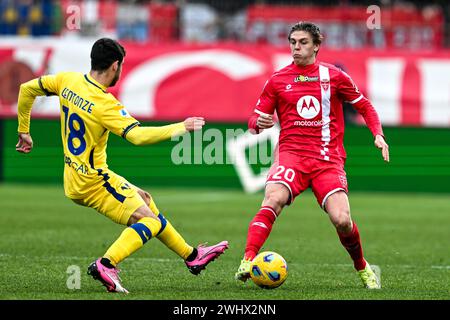 Monza, Italien. Februar 2024. Monza, Italien, 11.02.24: Alessio Zerbin (20 AC Monza) und Fabien Centonze (18 Hellas Verona) während des Spiels der Serie A zwischen AC Monza und Hellas Verona im U-Power Stadion in Monza, Italia Soccer (Cristiano Mazzi/SPP) Credit: SPP Sport Press Photo. /Alamy Live News Stockfoto