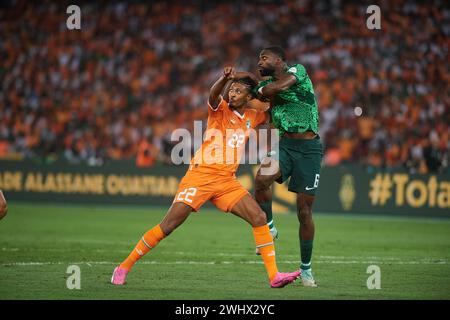 ABIDJAN, ELFENBEINKÜSTE, FREITAG, 11. FEBRUAR 2024. Luftduell zwischen dem nigerianischen Semi Ajayi und dem ivorischen Sebastien Haller Stockfoto