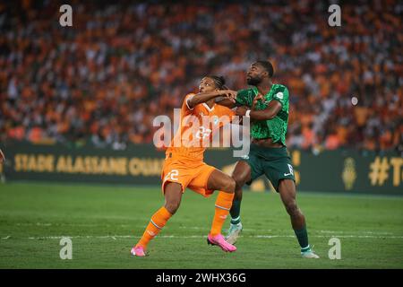 ABIDJAN, ELFENBEINKÜSTE, FREITAG, 11. FEBRUAR 2024. Luftduell zwischen dem nigerianischen Semi Ajayi und dem ivorischen Sebastien Haller Stockfoto