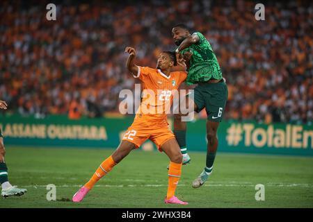 ABIDJAN, ELFENBEINKÜSTE, FREITAG, 11. FEBRUAR 2024. Luftduell zwischen dem nigerianischen Semi Ajayi und dem ivorischen Sebastien Haller Stockfoto