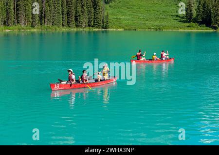 Kajakfahren auf Emerald Lake, Yoho Nationalpark, British Columbia, Kanada. Stockfoto