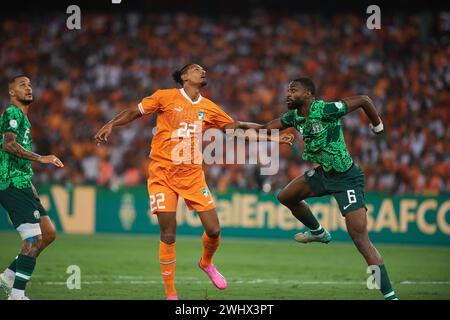 ABIDJAN, ELFENBEINKÜSTE, FREITAG, 11. FEBRUAR 2024. Luftduell zwischen dem nigerianischen Semi Ajayi und dem ivorischen Sebastien Haller Stockfoto