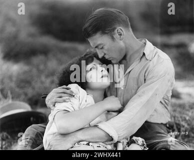 Die US-amerikanische Filmschauspielerin CLARA VERBEUGT SICH mit dem britischen Schauspieler CLIVE BROOK in einer Szene aus dem HULA 1927 Regisseur VICTOR FLEMING Roman ARMINI von TEMPSKI still Fotograf OTTO DYAR Paramount Pictures Stockfoto