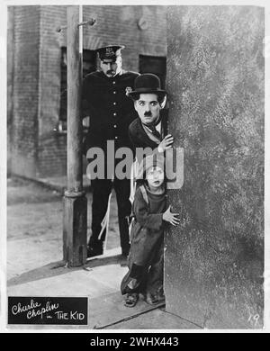 CHARLES CHAPLIN, der Kinderdarsteller JACKIE COOGAN und TOM WILSON in einer Szene aus THE KID 1921 Wriiten unter der Regie von CHARLES CHAPLIN First National / Charles CHAPLIN Productions Stockfoto