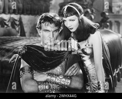 HENRY WILCOXON als Marc Antony und CLAUDETTE COLBERT als Cleopatra in einer Szene aus CLEOPATRA 1934 Regisseur CECIL B. DeMille Kostümdesign TRAVIS BANTON Paramount Pictures Stockfoto