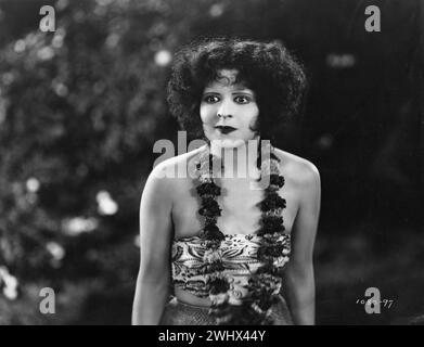 Die amerikanische Filmschauspielerin CLARA VERBEUGT SICH als Hula Calhoun in einem Porträt aus HULA 1927 Regisseur VICTOR FLEMING Roman ARMINI von TEMPSKI still Fotograf OTTO DYAR Paramount Pictures Stockfoto