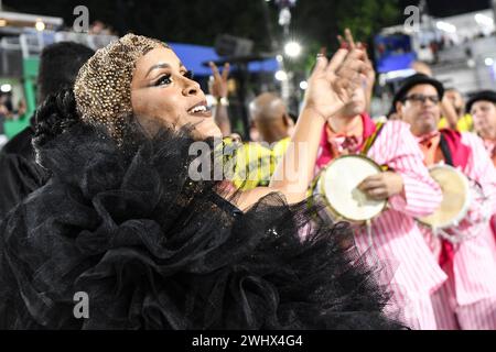 Rio, Brasilien - 10. februar 2024: Paraden der Sambaschulen Sao Clemente der Goldserie während des Karnevals in Rio de Janeiro. Stockfoto