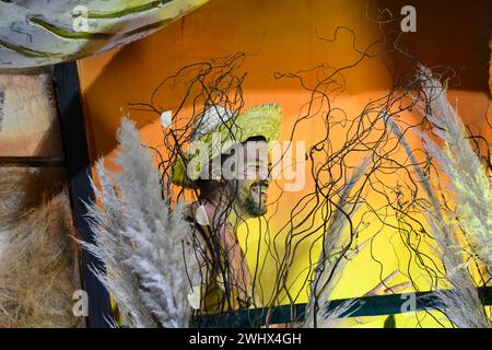 Rio, Brasilien - 10. februar 2024: Paraden der Sambaschulen Sao Clemente der Goldserie während des Karnevals in Rio de Janeiro. Stockfoto