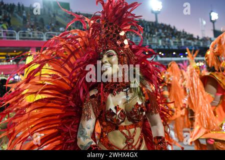 Rio, Brasilien - 10. februar 2024: Paraden der Samba-Schulen Imperio Serrano der Goldserie während des Karnevals in Rio de Janeiro. Stockfoto