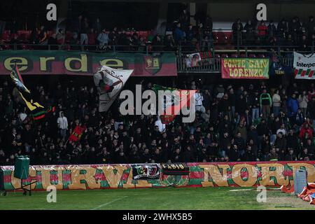 Terni, Italien. Februar 2024. Anhänger von Ternana Calcio während des 24. Tages der Serie B Meisterschaft zwischen Ternana Calcio und Spezia Calcio, 11. Februar 2024 im Libero Liberati Stadion in Terni, Italien. Quelle: Unabhängige Fotoagentur/Alamy Live News Stockfoto