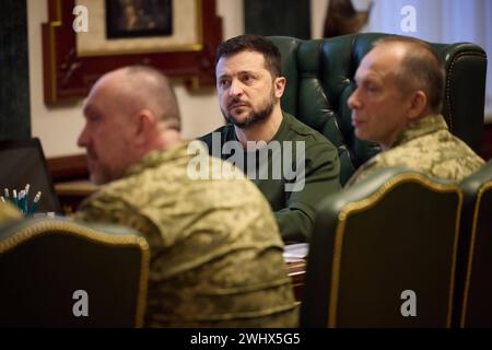 Ukrainischer Präsident Wolodymyr Zelenski mit neu ernanntem Oberbefehlshaber des ukrainischen Präsidenten Wolodymyr Zelenski und dem neu ernannten Oberbefehlshaber der Streitkräfte der Ukraine Oleksandr Syrski und dem Verteidigungsminister der Ukraine Rustem Umerov zusammen mit anderen Miliratmitgliedern während ihrer Beratung in Kiew am 10. Februar 2024. Foto von PRÄSIDENT DER UKRAINE apaimages Ukraine Ukraine Ukraine Ukraine Ukraine 110224 Ukraine UPO 0012.jpeg Copyright: XapaimagesxPRESIDENTxOFxUKRAINExxapaimagesx Stockfoto