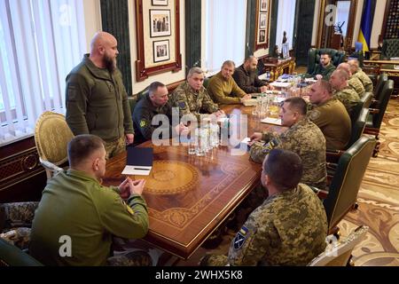 Ukrainischer Präsident Wolodymyr Zelenski mit neu ernanntem Oberbefehlshaber des ukrainischen Präsidenten Wolodymyr Zelenski und dem neu ernannten Oberbefehlshaber der Streitkräfte der Ukraine Oleksandr Syrski und dem Verteidigungsminister der Ukraine Rustem Umerov zusammen mit anderen Miliratmitgliedern während ihrer Beratung in Kiew am 10. Februar 2024. Foto von PRÄSIDENT DER UKRAINE apaimages Ukraine Ukraine Ukraine Ukraine Ukraine 110224 Ukraine UPO 0016.jpeg Copyright: XapaimagesxPRESIDENTxOFxUKRAINExxapaimagesx Stockfoto