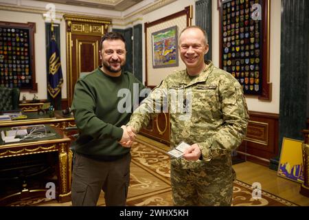 Ukrainischer Präsident Wolodymyr Zelenski mit neu ernanntem Oberbefehlshaber des ukrainischen Präsidenten Wolodymyr Zelenski und dem neu ernannten Oberbefehlshaber der Streitkräfte der Ukraine Oleksandr Syrski und dem Verteidigungsminister der Ukraine Rustem Umerov zusammen mit anderen Miliratmitgliedern während ihrer Beratung in Kiew am 10. Februar 2024. Foto von PRÄSIDENT DER UKRAINE apaimages Ukraine Ukraine Ukraine Ukraine Ukraine 110224 Ukraine UPO 008.jpeg Copyright: XapaimagesxPRESIDENTxOFxUKRAINExxapaimagesx Stockfoto