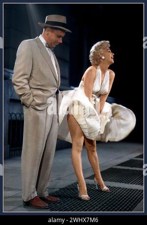 Das Sieben-Jahr-Jucken. Marilyn Monroe und Tom Ewell drehen 1955 in einer amerikanischen Romantik-Komödie von Billy Wilder, die er zusammen mit George Axelrod aus dem Dreiaktspiel 1952 schrieb. Die Hauptrollen des Films waren Marilyn Monroe und Tom Ewell, der seine Bühnenrolle wieder aufnahm. Es enthält eines der bekanntesten Popkultur-Bilder des 20. Jahrhunderts – Monroe steht auf einem U-Bahn-Gitter, während ihr weißes Kleid von einem vorbeifahrenden Zug nach oben geblasen wird. Hollywood USA Stockfoto