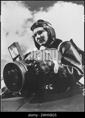 LUFTFOTOGRAFIE aus dem 2. Weltkrieg KRIEGSARBEIT FRAUEN Marine Sergeant Grace L. Wyman praktiziert Luftfotografie an der United States Marine Corps Air Station in Cherry Point im südlichen US-Bundesstaat North Carolina. Luftfotografie ist eine der vielen wichtigen Aufgaben, die Frauen der Marines übernehmen, um Männer für den Kampfdienst freizulassen. Das United States Marine Corps Women's Reserve. Stockfoto