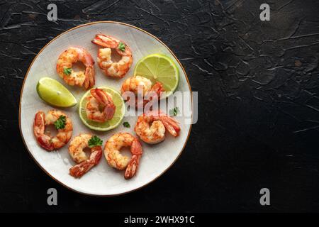 Shrimps, Overhead Flat Lay Shot mit Kopierraum. Gebratene Garnelen mit Limette Stockfoto