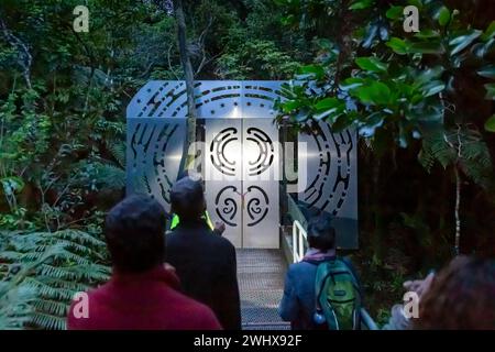 Nachtszene der geschlossenen dekorativen Metalltore zum alten Waipoua Forest, einem gemäßigten Regenwald in Te Tai Tokerau/Northland Region, Te IKA-a-Mā Stockfoto