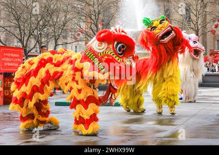 London, Großbritannien. Februar 2024. Auf dem Programm steht ein Löwentanz der Chen Brothers und anderer. Festlichkeiten zum Chinesischen Neujahrsfest am Trafalgar Square. 2024 ist das Jahr des Drachen im chinesischen Kalender. Die Londoner Festlichkeiten gehören zu den größten Festen zum Neujahrsfest außerhalb Chinas. Quelle: Imageplotter/Alamy Live News Stockfoto