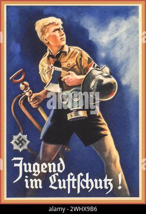 Hitlerjugend-Propaganda-Poster der 1940er Jahre „JUGEND IN DER LUFT RAID-SCHUTZ“ mit einem uniformierten Hitlerjugend-Jugendlichen mit Luftschutzhelm, Wasserbügelpumpe, Axt, Helm und Gasmaske. Nazi-Deutschland. 2. Weltkrieg 2. Weltkrieg Stockfoto