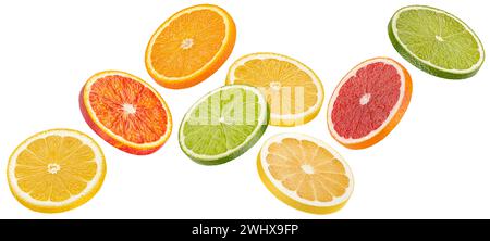 Mischung aus fallenden Orangen-, Grapefruit-, Limetten- und Zitronenscheiben, isoliert auf weißem Hintergrund Stockfoto