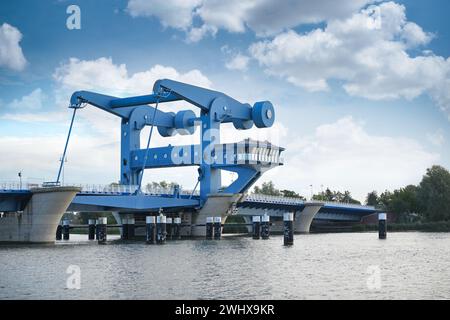 Klappbrücke in Wolgast, Blaues Wunder genannt, kombinierte Straßen- und Eisenbahnbrücke über den Peene-Fluss Stockfoto