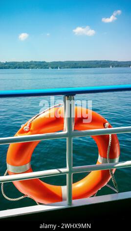 Rettungsschirm an Bord des Schiffes am blauen Himmel Stockfoto