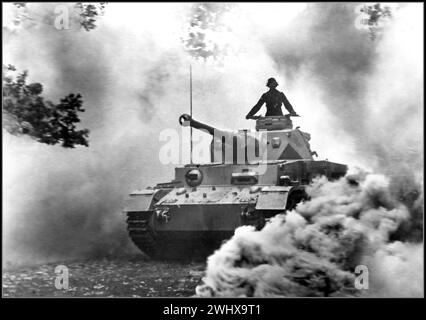 NAZI-PANZERPANZER WW2 PZ Kpfw IV Ausf. G, mit L/43 Pistole. Sie wird vom Zugführer SS-Untersturmführer Schöntaube kommandiert. Bild, aufgenommen als Teil einer Serie während einer Nazi-Waffenpropaganda-Demonstration. 2. Zug/III Kompanie/SS-Panzer-Regiment 2/2. SS-Panzer-Division 12.09.2012 die deutsche PZ 1942. Der IV-Panzer der Nazi-Waffen-SS dringt durch Feldrauch vor, der als Tarnung angelegt wurde. September 1942 Zweiten Weltkrieg Stockfoto