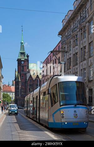 Breslau, Polen - 04. Juni 2019: Die Menschen steigen in die Straßenbahn der Linie 20 im Stadtzentrum in der Nähe der Bibliothek der Universität Wrocław. Stockfoto