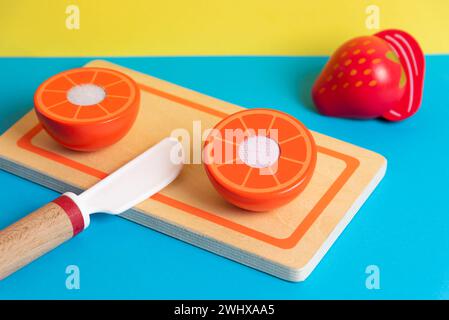 Gesunde Orangenfrucht auf einem hölzernen Schneidebrett. Stockfoto