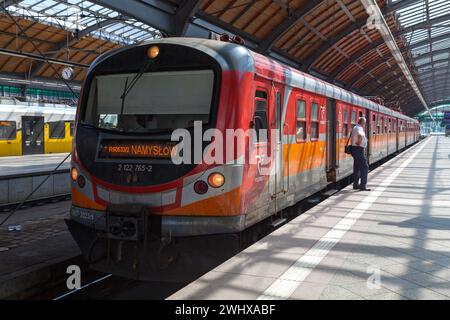 Breslau, Polen - 05. Juni 2019: Zug EN57ALd von POLREGIO am Bahnhof Wrocław Główny. Stockfoto