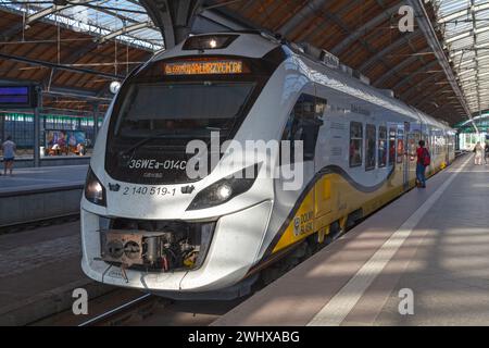 Breslau, Polen - 04. Juni 2019: Newag Impuls Zug betrieben von der Firma Koleje Dolnośląskie am Bahnhof Wrocław Główny. Stockfoto