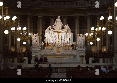 Paris, Frankreich - 7. September 2016: Gläubige beten in der Kirche La Madeleine in Paris. Stockfoto